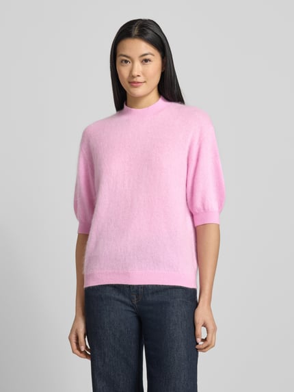 Frauenmodel trägt Sweter z dzianiny aus mieszanka kaszmiru z wełną, krój regular fit, okrągły dekolt, rękaw o dł. 1/2, kolor jasnoróżowy, długość tyłu 59 cm, długość rękawów 28 cm, Sweter z dzianiny aus mieszanka kaszmiru z wełną von HERZENS, Ganzkörperansicht von vorne.