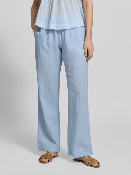 Vrouwenmodel draagt stoffen broek met mix van katoen en linnen, model 'Sonar' van Neo Noir, steekzakken, elastische band, lichtblauw, los model, binnenbeenlengte maat 36: 79 cm, bandwijdte maat 36: 36 cm, voorkant detailopname.
