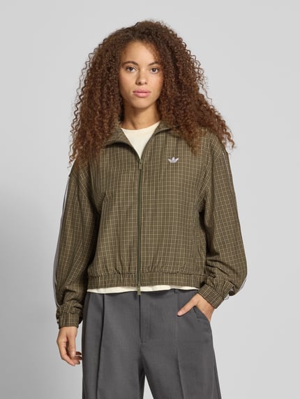 Kobiece modelka nosi Regular Fit Sweatjacke aus Viskose-Mix von adidas Originals, oliwkowy kolor, kratka, prosta faktura, widok z przodu, bluza rozpinana, mieszanka wiskozy.