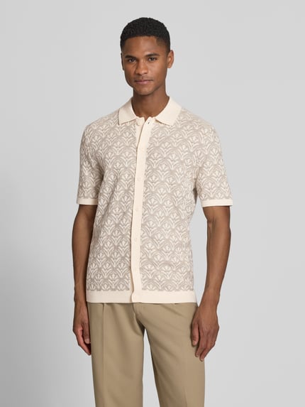 Männermodel trägt Strickshirt mit Polokragen und durchgehender Knopfleiste von MCNEAL, Slim-Fit, Allover-Look, 1/2-Arm, Ganzkörperansicht von vorne.