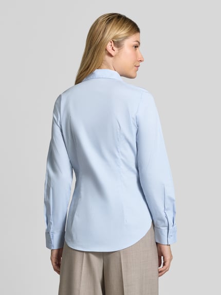 Frauenmodel trägt Regular Fit Langarmbluse aus Baumwoll-Mix von Tom Tailor in Hellblau, glatte Struktur, Ganzkörperansicht Rückansicht, Damen Langarmbluse von Tom Tailor.