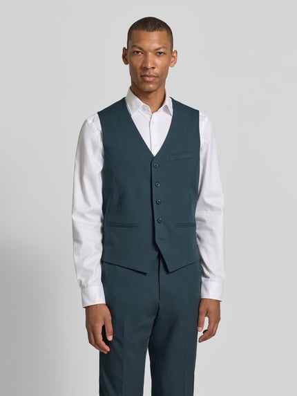 Männermodel trägt Slim Fit Anzugweste mit Viskose-Anteil Modell 'SO PURE' von s.Oliver BLACK LABEL in Dunkelgrün, glatte Struktur, Ganzkörperansicht von vorne.
