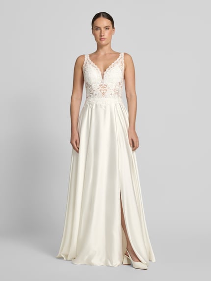 Frauenmodel trägt Abendkleid mit Spitze und breiten Trägern von Mascara, Satin, A-Linie, Maxikleid, cremefarben, Ganzkörperansicht von vorne.