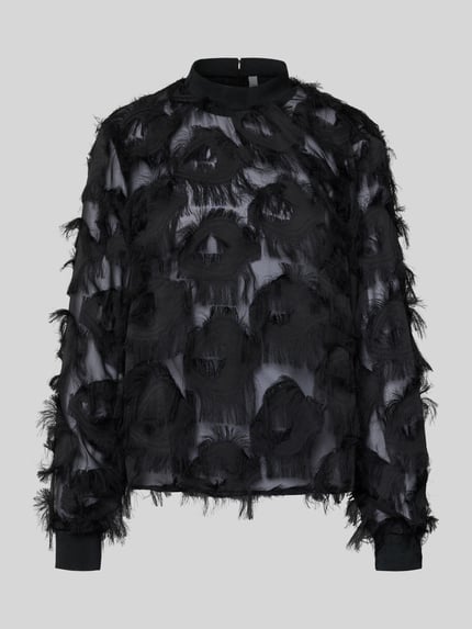 Produktfoto, semitransparante zwarte damesblouse met franjes, opstaand kraagje, regular fit, DIO model van YAS, achterknopsluiting.
