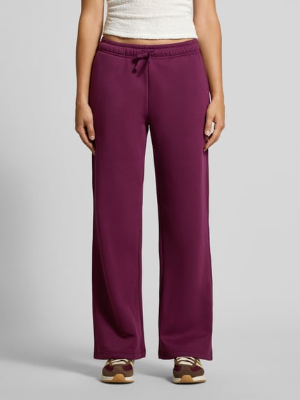 Frauenmodel trägt Regular Fit Sweathosemit Baumwoll-Anteil Modell 'BEST' von ONLY in Lila, weiche Struktur, Ganzkörperansicht von vorne, Damen Sweathose von ONLY.