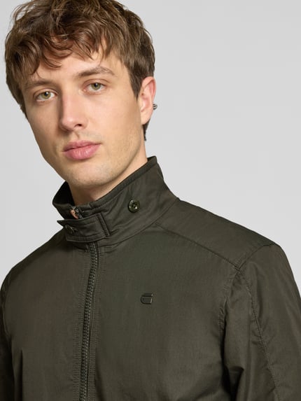 Männermodel trägt Jacke mit Stehkragen und Reißverschluss von G-Star Raw, Baumwoll-Mix, Regular Fit, Nahaufnahme Oberkörper.