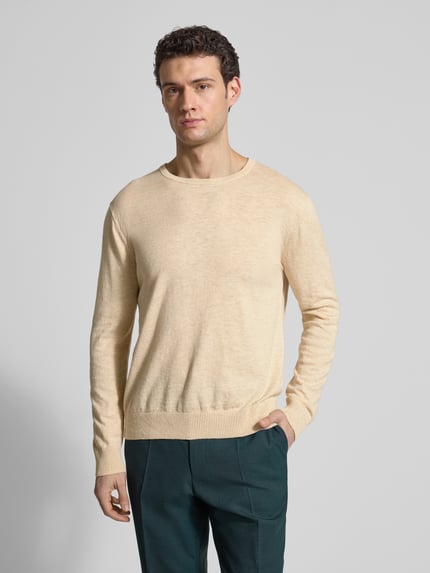 Männermodel trägt Longsleeve mit Leinen-Anteil von Gant in Beige, Baumwoll-Leinen-Mix, gerader Schnitt, Rundhalsausschnitt, Ganzkörperansicht von vorne.