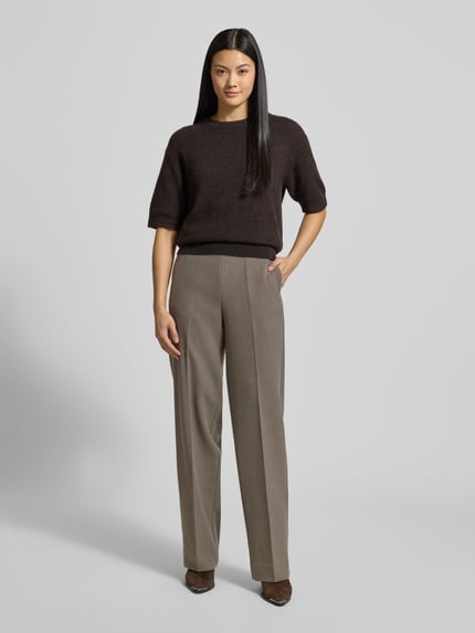 Vrouwenmodel draagt Straight Leg Fit Hose met Viskose-Anteil van Tommy Hilfiger, melange-look, mid waist, zijzakken, volledige vooraanzicht.
