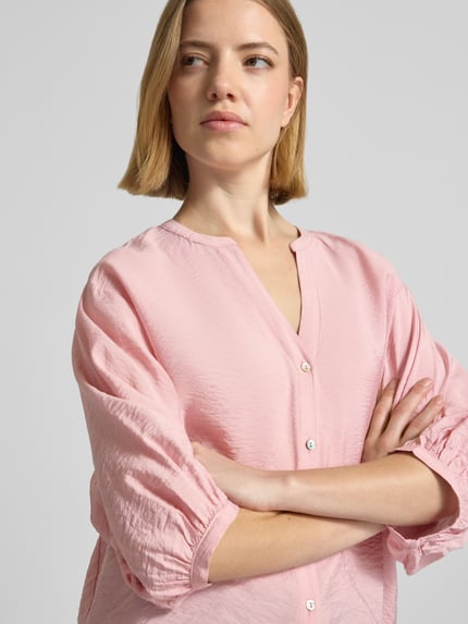 Frauenmodel trägt Regular Fit Bluse aus Viskose-Mix mit 3/4-Arm von Christian Berg Woman in Rosa, leichte Struktur, Nahaufnahme Oberkörper.