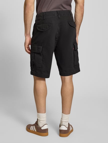 Männermodel trägt Cargoshorts aus reiner Baumwolle von Levi's®, Optik: Unifarben, Passform: Relaxed-Fit, Ganzkörperansicht Rückansicht.
