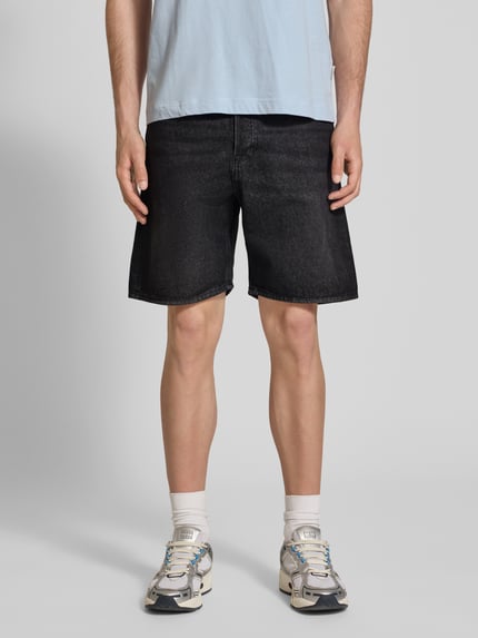 Männermodel trägt Loose Fit Jeansshorts mit Eingrifftaschen Modell 'TONY' von Jack & Jones in Schwarz, Used-Look, Reine Baumwolle, Nahaufnahme Oberschenkel, Kontext: Herren Jeansshorts, Bundweite Größe M 42 cm, Innenbeinlänge 21 cm.