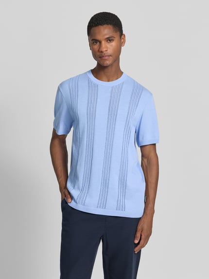 Męski model nosi Relaxed Fit T-Shirt aus reiner Baumwolle von Armedangels, efekt: jednolity kolor, krój relaxed fit, naszywka z logo, okrągły dekolt, krótki rękaw, wykończenie: prążkowane, drobny splot, materiał: bawełna, ganzkörperansicht von vorne.