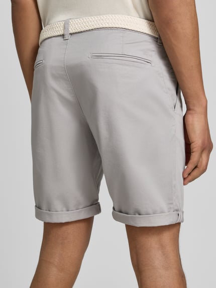 Männermodel trägt Bermudas mit Gürtel und Eingrifftaschen von MCNEAL in Hellgrau, Baumwoll-Mix, Struktur glatt, Ganzkörperansicht Rückansicht.