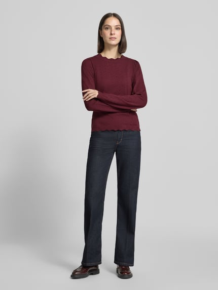 Vrouwenmodel draagt Strickpullover aus Viskose-Mix Modell 'femi' van VILA in bordeaux, regular fit, ronde hals, voorkant volledig zichtbaar, ruglengte 54 cm, mouwlengte 63 cm.
