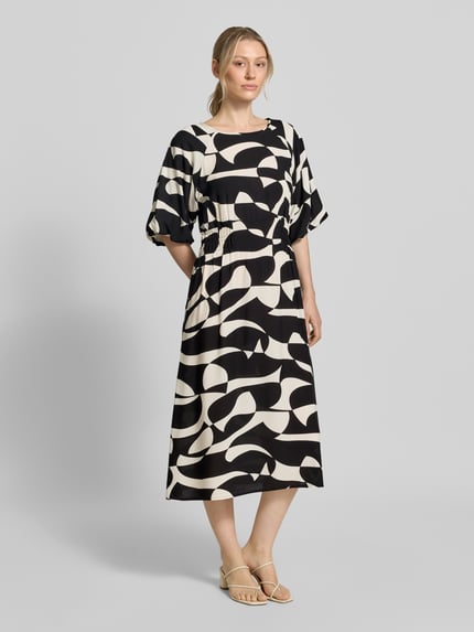 Vrouwenmodel draagt midi-jurk uit zuiver viscose, model 'CHANISE' van Soyaconcept, A-lijn, all-over look, ronde hals, Ganzkörperansicht von voren.