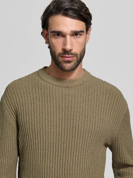 Männermodel trägt Slim Fit Pullover in Strick-Optik von JAKE*S STUDIO MEN, Baumwoll-Mix, Rundhalsausschnitt, Nahaufnahme Oberkörper.