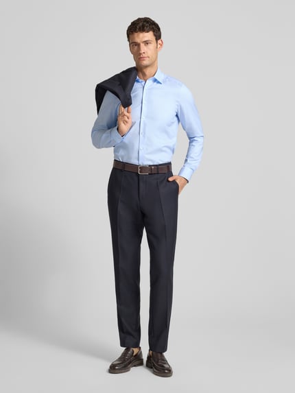 Männermodel trägt Slim Fit Businesshemd in Premiumqualität von OLYMP Level 5, Optik: Unifarben, Baumwoll-Mix, Ganzkörperansicht von vorne.