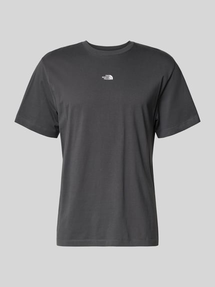 Produktfoto, T-Shirt mit Logo-Stitching von The North Face in Dunkelgrau, Reine Baumwolle, Gerader-Schnitt, gerippter Rundhalsausschnitt, Rückenlänge bei Größe M 70 cm