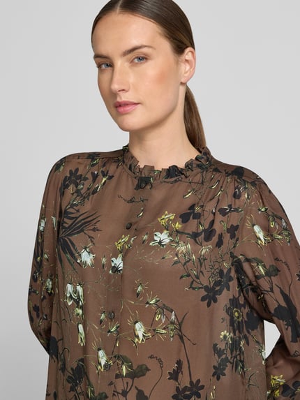 Vrouwenmodel draagt Regular fit blouse met lange mouwen van viscose met bloemenprint in bruin en groen, Regular Fit Langarmbluse aus reiner Viskose van Marc O'Polo, Dames, Nahaufnahme bovenlichaam.