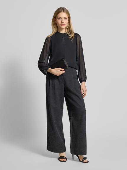 Modelka kobieca nosi czarną Bluzę z Rundhalsausschnitt od Rinascimento, luźny krój, długie rękawy, długość tyłu 57 cm, długość rękawa 61 cm, pełen widok z przodu.