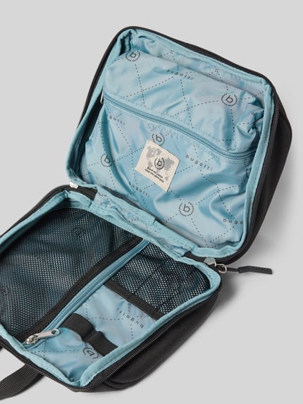 Produktfoto, Kulturtasche mit Label-Details Modell 'Blanc Delight' von bugatti in Schwarz mit hellblauem Innenfutter, Reißverschluss, Hauptfach, Tragehenkel, Maße 25x23x8 cm, Schulterriemen 16 cm.