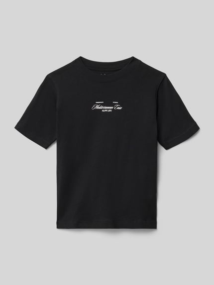 Produktfoto, Kinder T-Shirt mit Rundhalsausschnitt Modell 'CASSIS' von Jack & Jones aus reiner Baumwolle, Regular-Fit, schwarzer Grundton, Statement-Print auf der Vorderseite, glatte Struktur, Rückenlänge bei Größe 140: 51 cm.