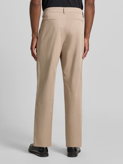 Mannenmodel draagt Loose Fit bandplooibroek met achterzakken van MCNEAL, mix van katoen en elastaan, loose fit, beige, ganzkörperansicht rückansicht.
