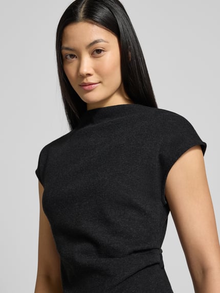Frauenmodel trägt Midikleid mit Stehkragen Modell 'Dominique' von GUIDO MARIA KRETSCHMER WOMAN aus schwarzem Baumwoll-Mix, Nahaufnahme Oberkörper.