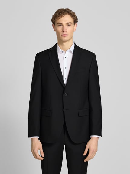 Männermodel trägt Slim Fit Anzug mit 2-Knopf-Sakko Modell 'Grant' von Pierre Cardin in Schwarz, Material-Mix mit Schurwoll-Anteil, Ganzkörperansicht von vorne