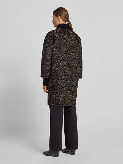 Frauenmodel trägt Mantel aus Woll-Mix mit Stehkragen und aufgesetzten Taschen von COMMA, Allover-Look in Schwarz-Braun, Ganzkörperansicht Rückansicht.