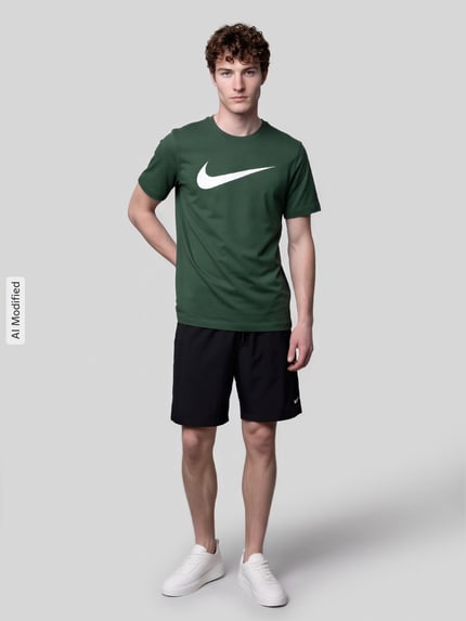 Männermodel trägt Regular Fit T-Shirt aus reiner Baumwolle von Nike in Dunkelgrün mit weißem Logo, schwarze Shorts, Ganzkörperansicht von vorne, KI-modifiziertes Bild.