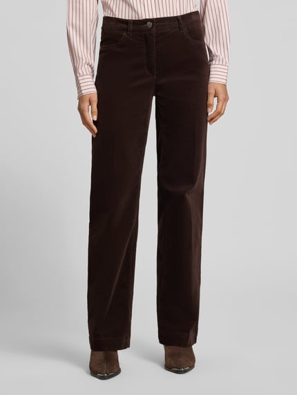 Frauenmodel trägt Regular Fit Cordhose mit seitlichen Eingrifftaschen Modell 'Jenny Wide' von TONI, unifarben, Strukturmuster, Cord, Knopf, verdeckter Reißverschluss, Gürtelschlaufen, Nähte, Ganzkörperansicht von vorne.