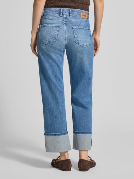 Vrouwenmodel draagt Jeans-Culotte uit katoenmix model 'Lara' van Angels, straight fit, 5-pocket, vaste zoom, 7/8-lengte, rugaanzicht.