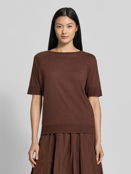 Frauenmodel trägt Shirt aus Lyocell-Mix von Luisa Cerano in Braun mit Rundhalsausschnitt und Raglanärmeln, lockere Passform, Ganzkörperansicht von vorne. Rückenlänge bei Größe 36: 54 cm, halbärmeliges Design, Baumwoll-Anteil, glatte Struktur.