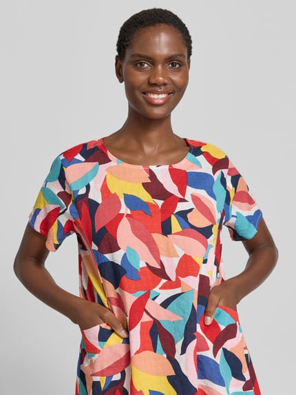 Frauenmodel trägt Minikleid im Allover-Look mit Rundhalsausschnitt von Apricot, Baumwoll-Viskose-Mix, gerader Schnitt, Nahaufnahme Oberkörper.