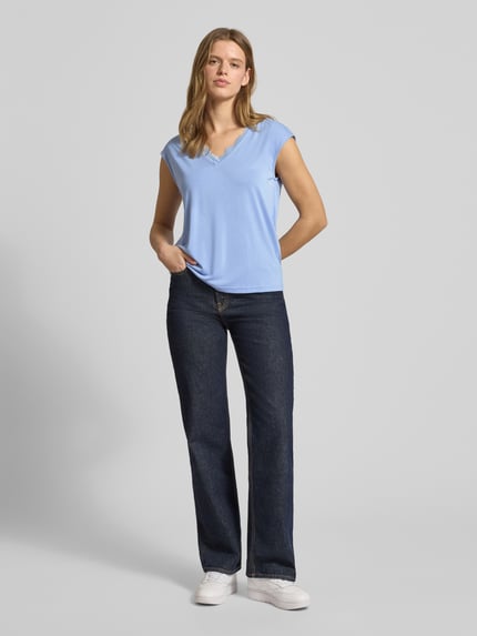 Frauenmodel trägt Relaxed Fit T-Shirt aus Modal-Mix Modell 'KAMALA LACE' von Pieces, unifarben, Spitzenbesatz, V-Ausschnitt, Kurzarm, Ganzkörperansicht von vorne.