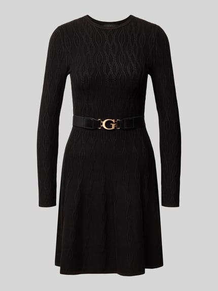 Produktfoto, schwarzes Strickkleid aus Viskose mit Gürtel Modell 'YUKI' von GUESS, A-Linie, Zopfmuster, Rundhalsausschnitt, Minikleid