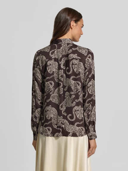 Vrouwenmodel draagt Regular Fit Bluse aus Viskose im Allover-Look von Milano Italy, donkerbruin met beige all-over look, zuiver viscose, overhemdkraag, knoopsluiting, ruglengte maat 36: 63 cm, mouwlengte maat 36: 63 cm, Ganzkörperansicht Rückansicht