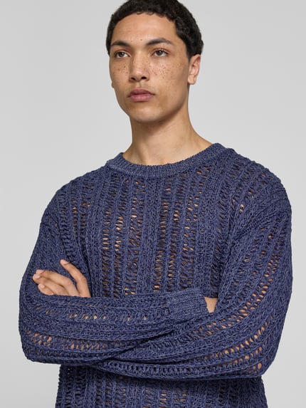 Męski model nosi Regular Fit Pullover in Strick-Optik od Closed, bawełniany miks, krój regular fit, półprzezroczystość, okrągły dekolt, kolor niebieski, faktura dzianiny, widok na górną część ciała z przodu