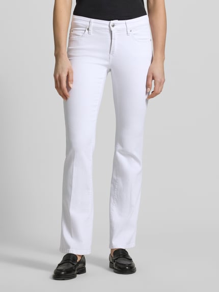 Vrouwenmodel draagt Flared Jeans im 5-Pocket-Design Modell 'PARIS' van Cambio, wit, katoenmix met stretch, uitlopende fit, knoop- en ritssluiting, volledige lichaamsvoorzijde.