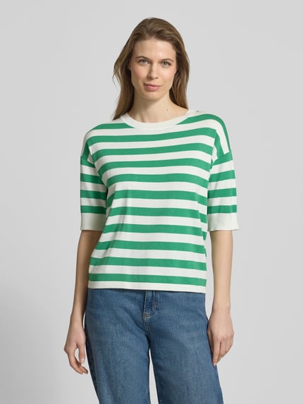 Kobiece modelka nosi Regular Fit T-Shirt aus Viskose-Mix Modell 'Morla' od B.Young, zielone i białe paski, okrągły dekolt, rękaw o dł. 7/8, długość tyłu w rozmiarze S: 57 cm, długość rękawów: 23 cm, mieszanka wiskozy, krój regular fit, damski t-shirt, widok z przodu na całą sylwetkę.