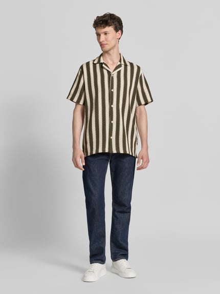 Männermodel trägt Modern Fit Freizeithemd mit Reverskragen von Lindbergh im Material-Mix mit Viskose-Anteil, Ganzkörperansicht von vorne.
