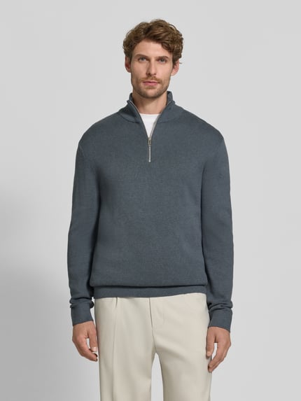 Männermodel trägt Slim Fit pullover aus puur katoen Model 'MILANO' van JACK & JONES in grijs, schipperskraag, tricotlook, premium heren, ganzkörperansicht von vorne. Ruglengte maat M: 73 cm, mouwlengte maat M: 68 cm.