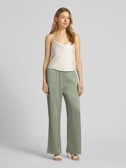 Frauenmodel trägt Wide Fit Hose aus Satin von Calvin Klein Womenswear in Uni-Optik, elastischer Bund, Wide Leg, Ganzkörperansicht von vorne.