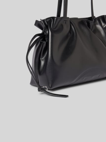 Produktfoto, Shoulder Bag mit Raffungen Modell 'Ella' von Tory Burch, czarna torba damska ze skórzanym połyskiem, marszczenia, cienkie paski na ramię, zamknięcie na magnes, wewnętrzna kieszeń na zamek, Szerokość w rozmiarze 1: 24 cm, długość: 20 cm, głębokość: 10 cm