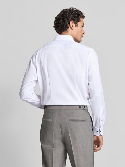 Männermodel trägt Regular Fit Businesshemd mit Kentkragen von OLYMP in Weiß, feines Webmuster, uni, Rückenpasse, Ganzkörperansicht Rückansicht.