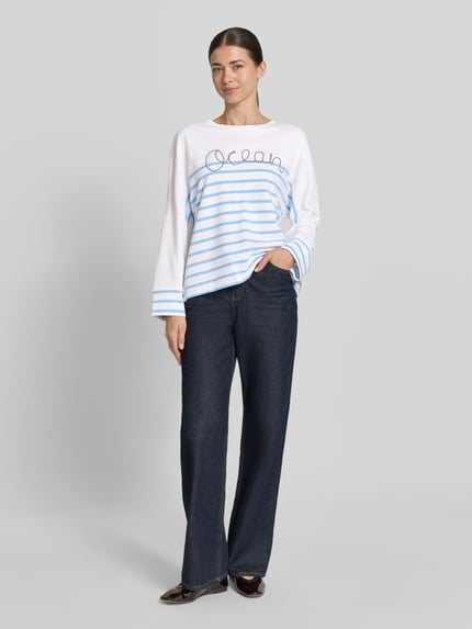 Frauenmodel trägt Sweatshirt im Allover-Look mit Rundhalsausschnitt von Marc Cain aus Baumwoll-Elasthan-Mix im Relaxed-Fit, Ganzkörperansicht von vorne.