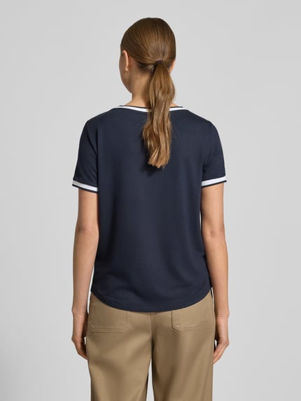 Modelka kobieca ma na sobie Regular Fit T-Shirt aus Viskose-Mix od More & More, granatowy, krój regular fit, okrągły dekolt, krótki rękaw, długość tyłu w rozmiarze 36: 57 cm, widok całej sylwetki z tyłu.