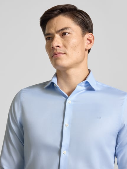Mannelijk model draagt lichtblauw slim fit zakelijk overhemd van katoenmix, detailopname bovenlichaam, CK Calvin Klein Heren.
