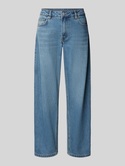 Produktfoto, Barrel Fit Jeans mit Eingrifftaschen Modell 'Baloo' von My Essential Wardrobe, blauer Baumwoll-Mix mit Stretch, gerade Beine, sichtbare Nähte, dezente Used-Waschung, neutrale Textur, Damen Jeans, Innenbeinlänge 76 cm, Bundweite 40 cm.